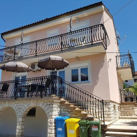 Apartment Mit Balkon Poreč Exteriör bild